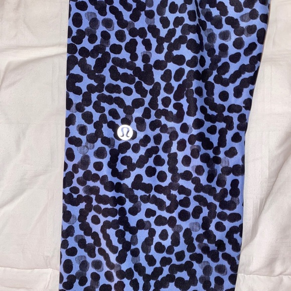 Lulu Lemon Blue Leopard Cropped Leggings - Picture 4 of 4